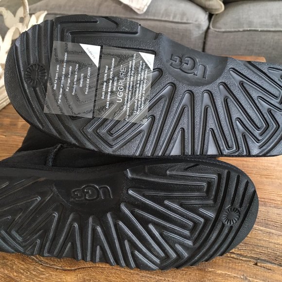 UGG BAILEY BUTTON II BOOT BIG KIDS size 5-NWOB - Picture 4 of 5